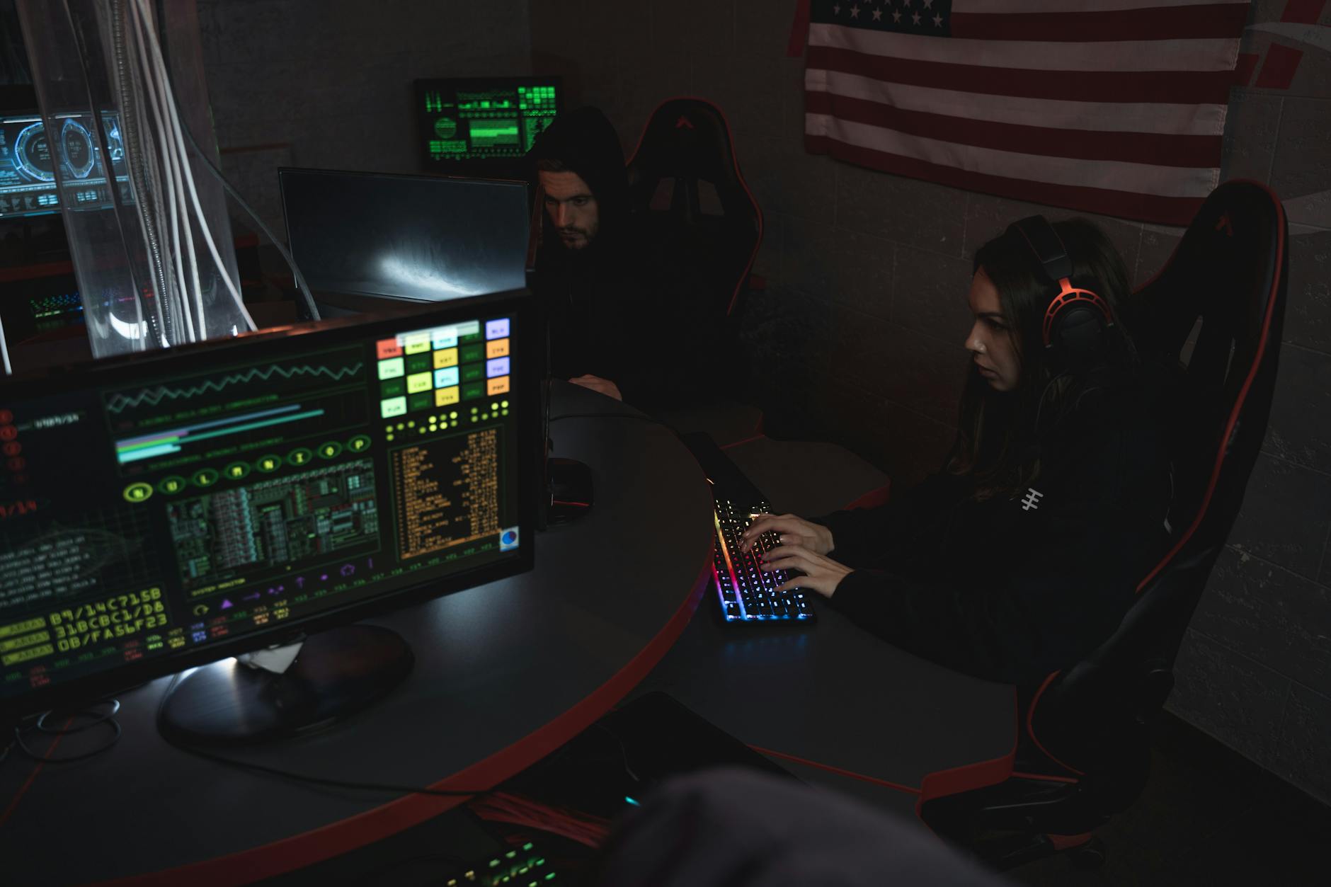 Hackerský terminál v cyberpunkové místnosti Cyber Room v Brně